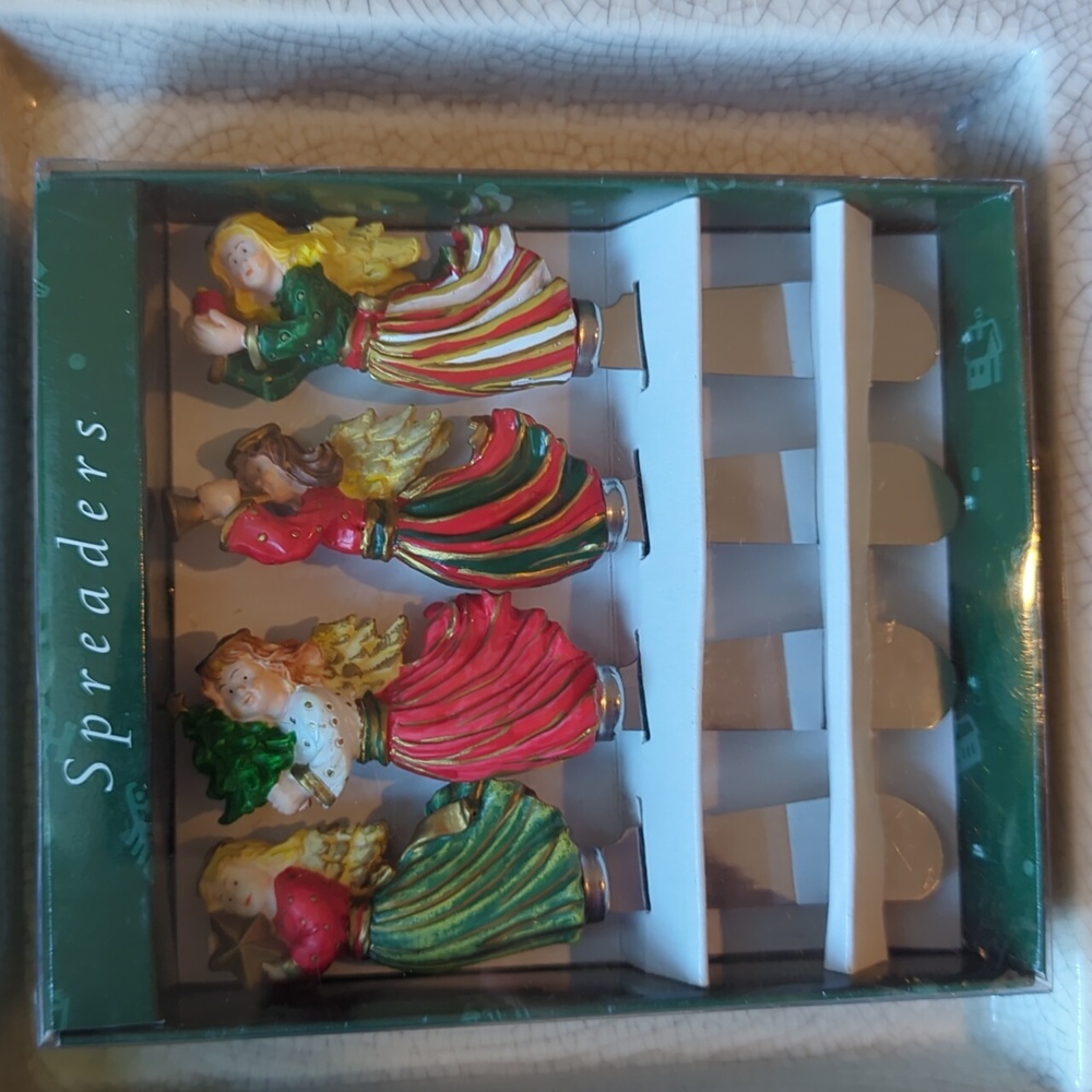 ❤️ 2 for $15 ❤️ NWT - Festive Angel Spreader Set Of 4 - Stainless Steel Knives - Picture 1 of 5